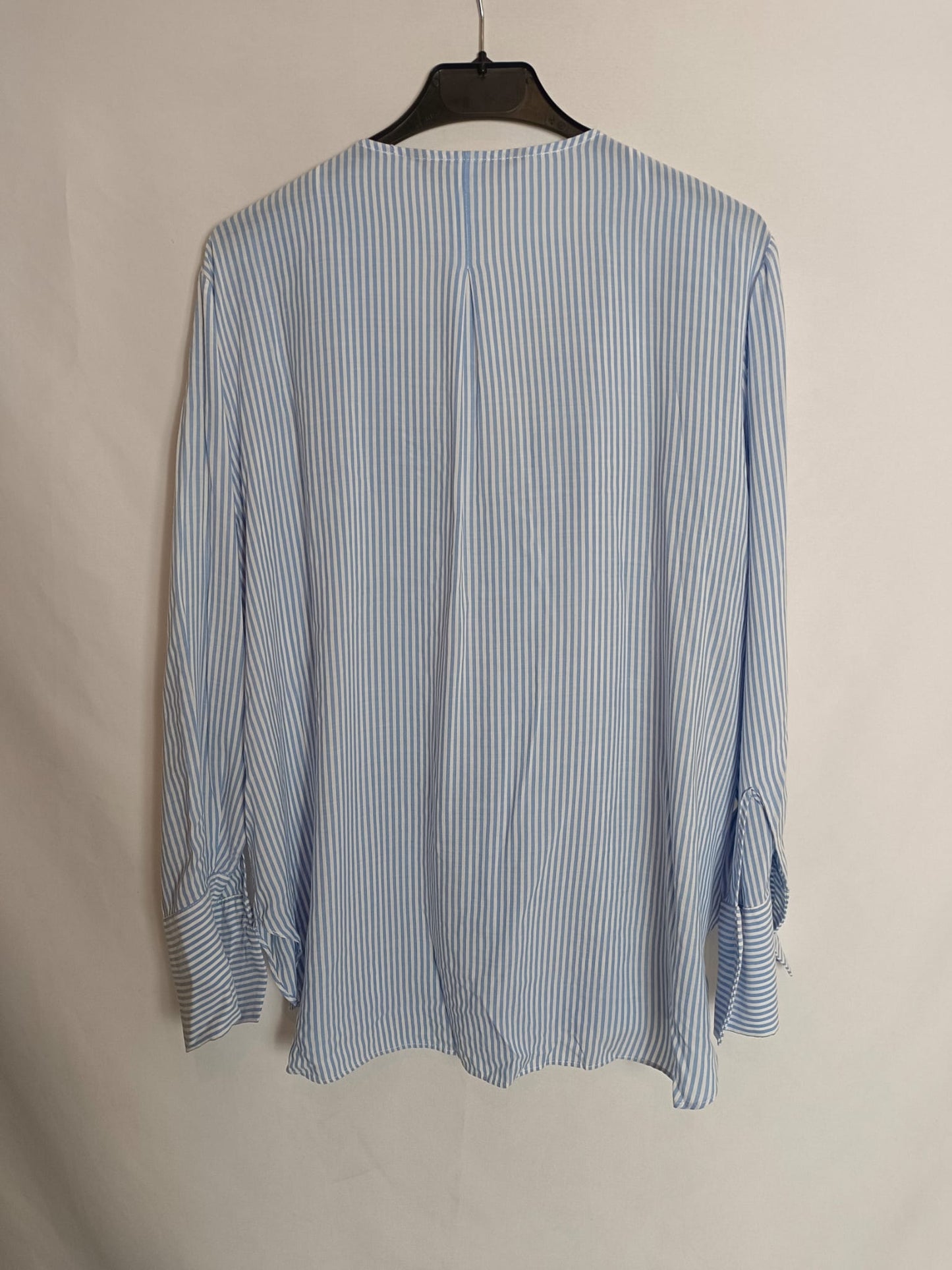 ZARA. Blusa de rayas con volante T.l