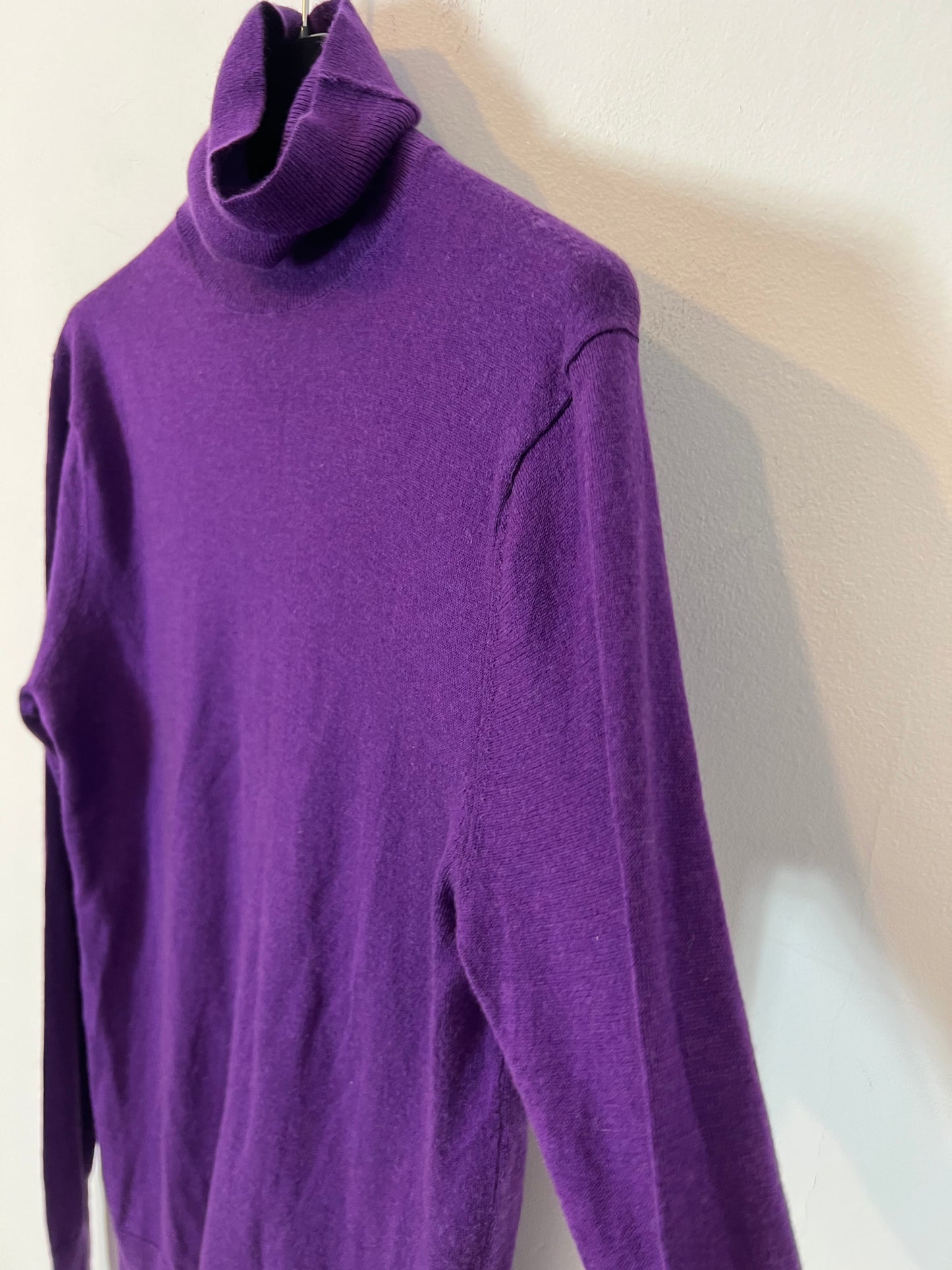 MASSIMO DUTTI. Jersey morado cuello alto con lanaT.m