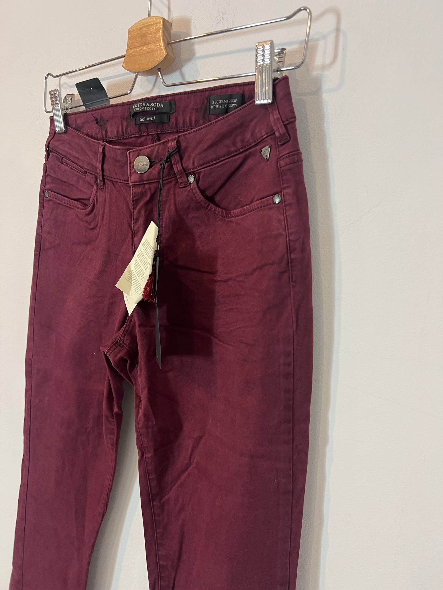 SCOTCH & SODA. Denim pitillo burdeos. T 36