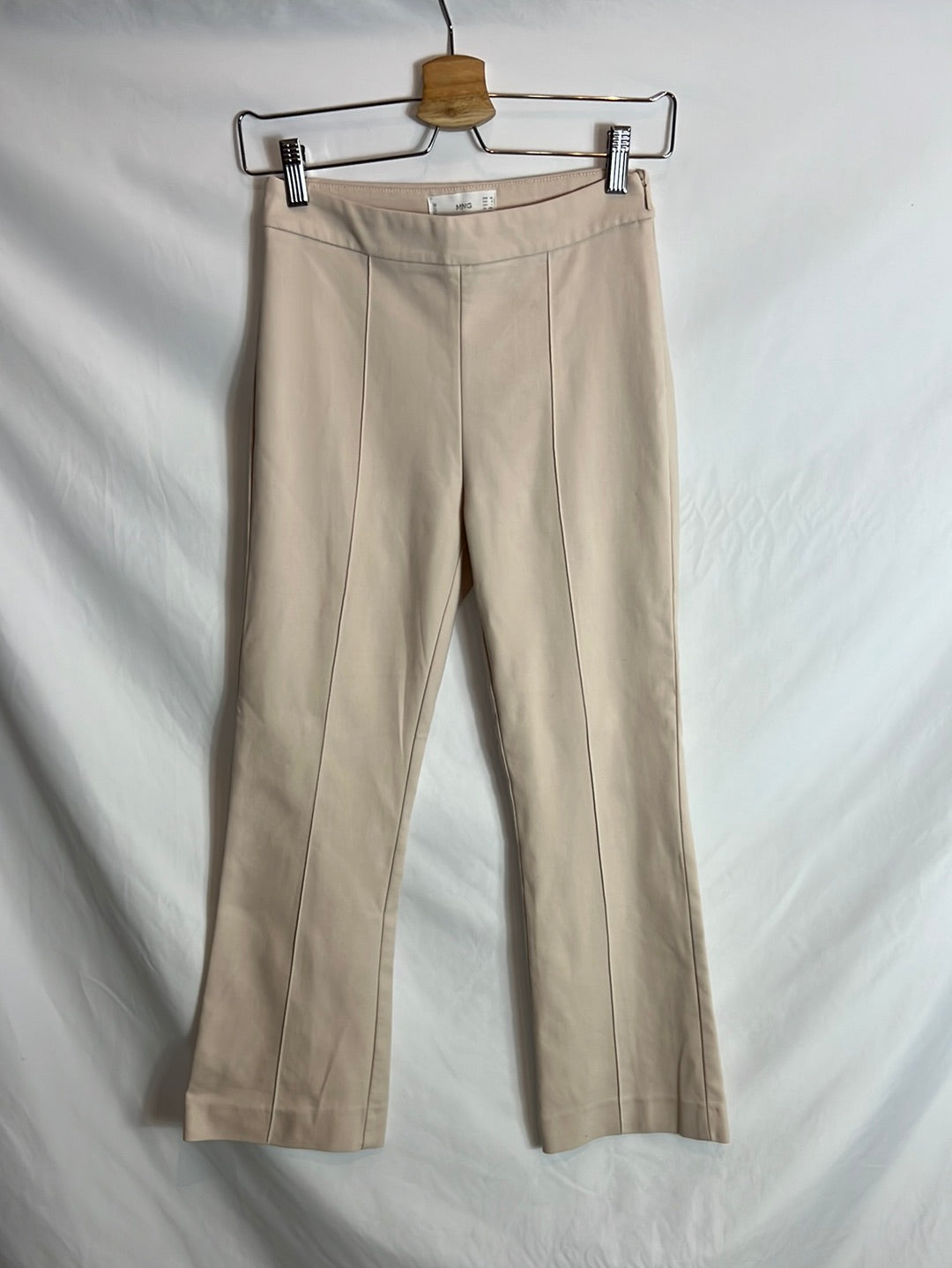 MANGO. Pantalón beige acampanado T.34