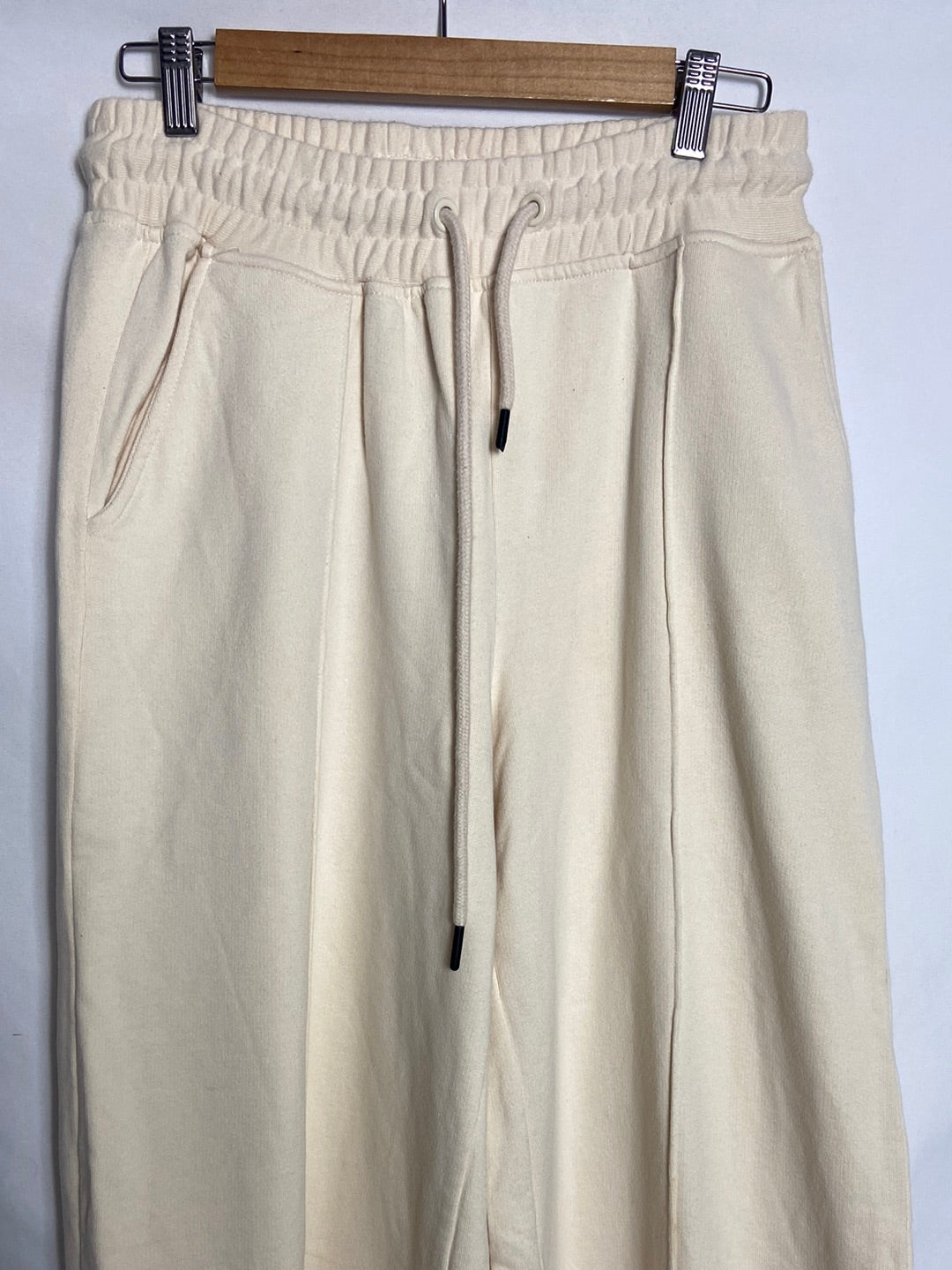 BERSHKA. Pantalón felpa pata ancha. T M