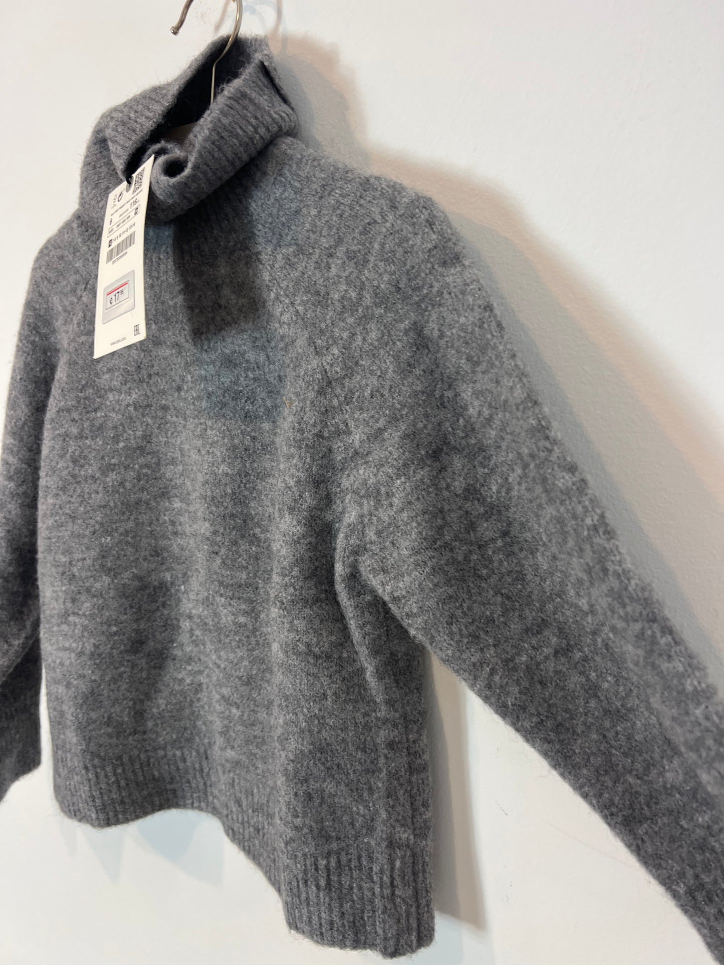 ZARA. Jersey gris cuello alto. T 6 años