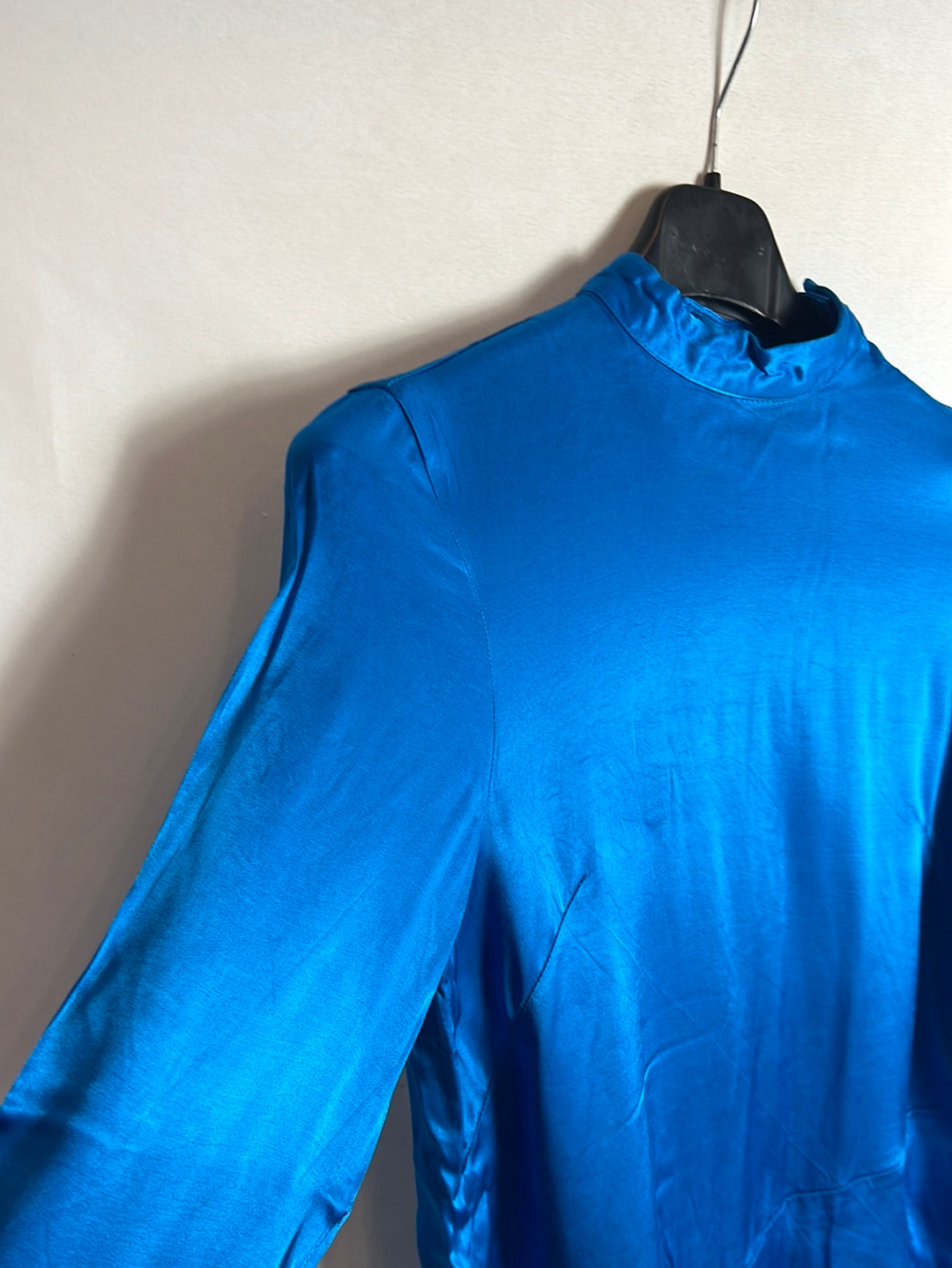 H&M. Top azul satinado asimetrico. T 32