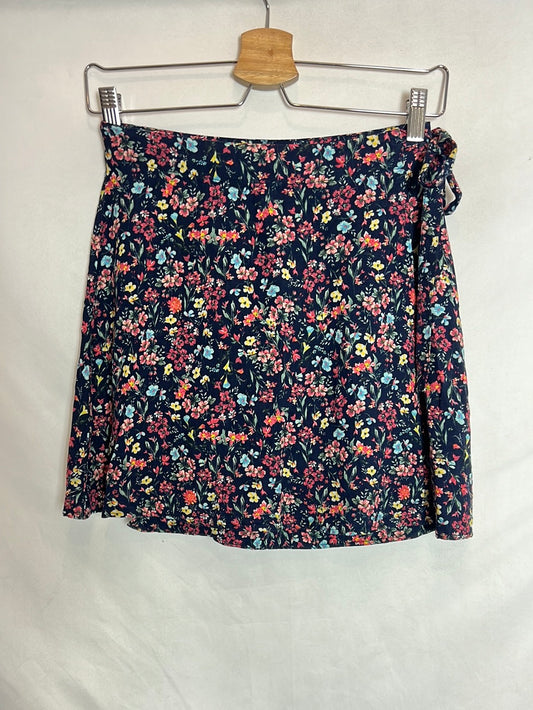 BERSHKA. Falda  corta flores cruzada. T S