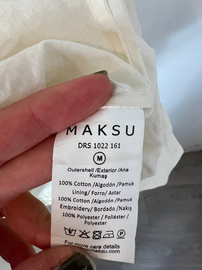 MAKSU. Vestido beige bordado y troquelado encajes T.s