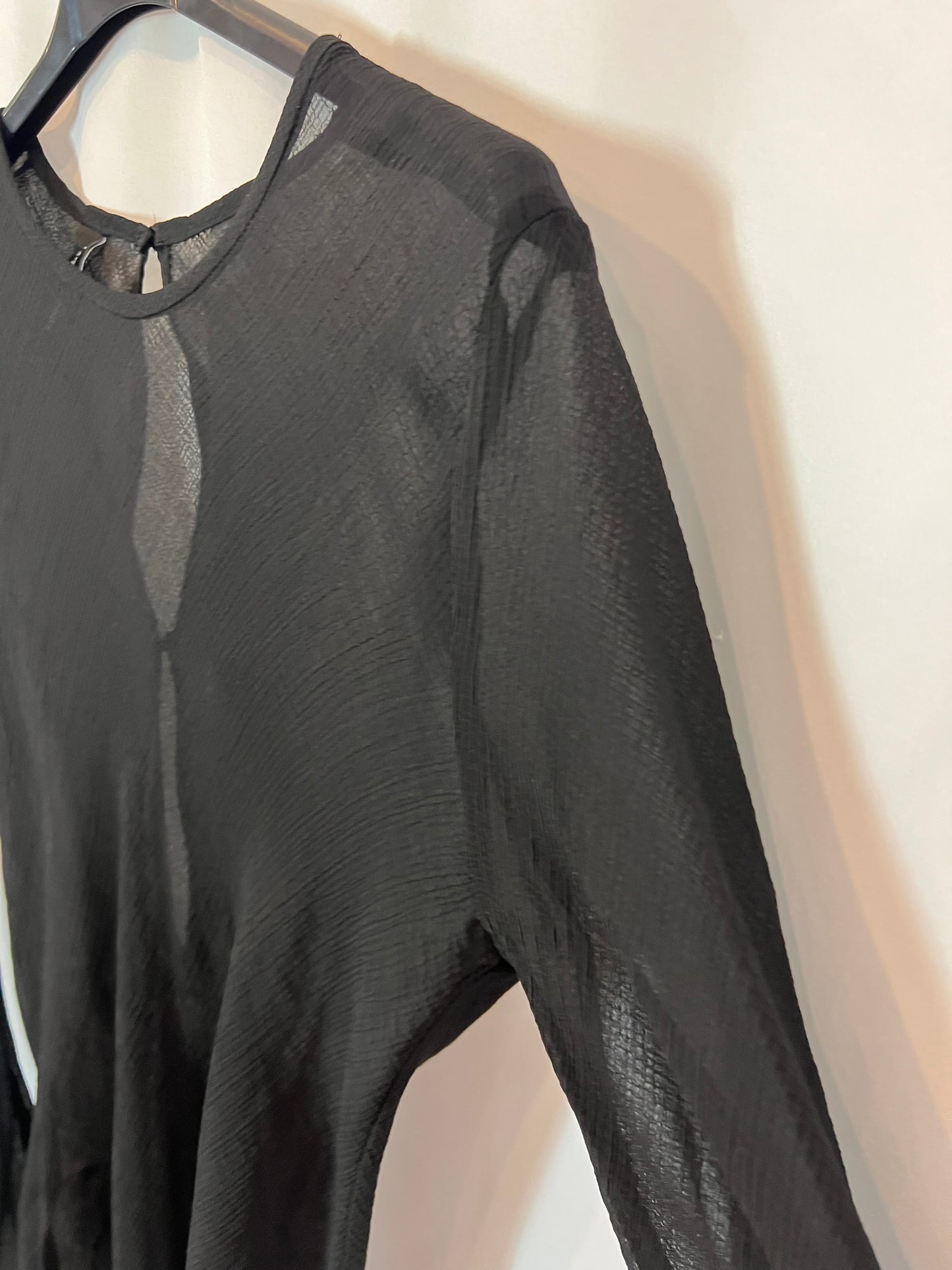 MANGO. Top negro detalle plumas. T M