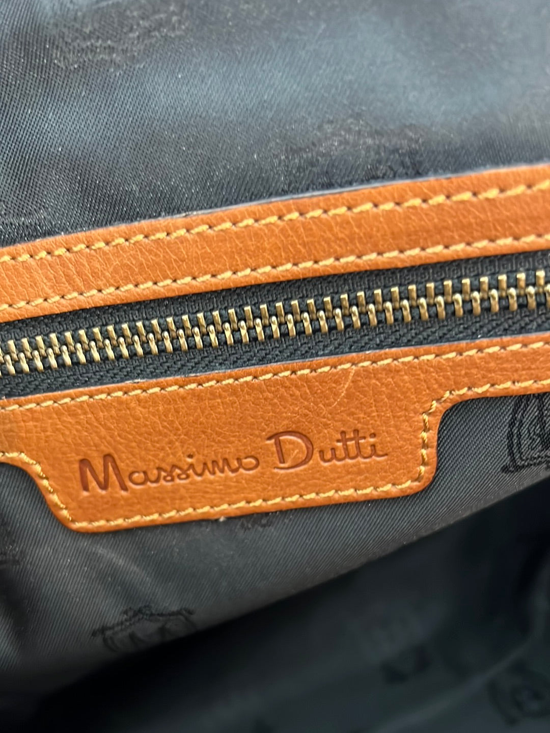 MASSIMO DUTTI. Bolso marrón piel