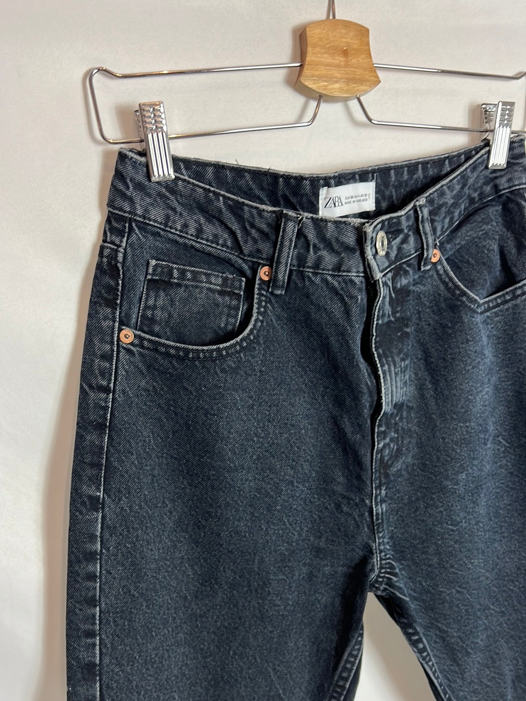 ZARA. Denim estilo mom fit negro. T 36