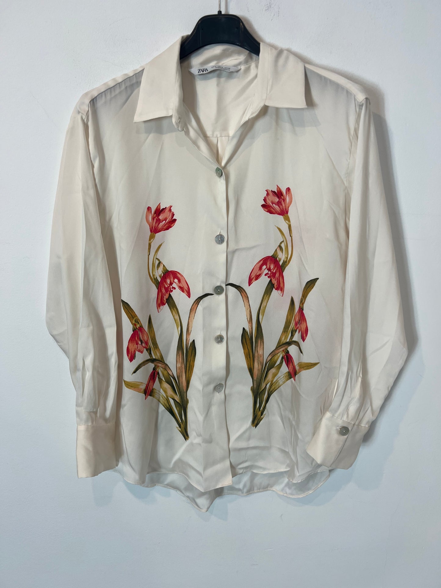 ZARA. Blusa satinada flores. T S