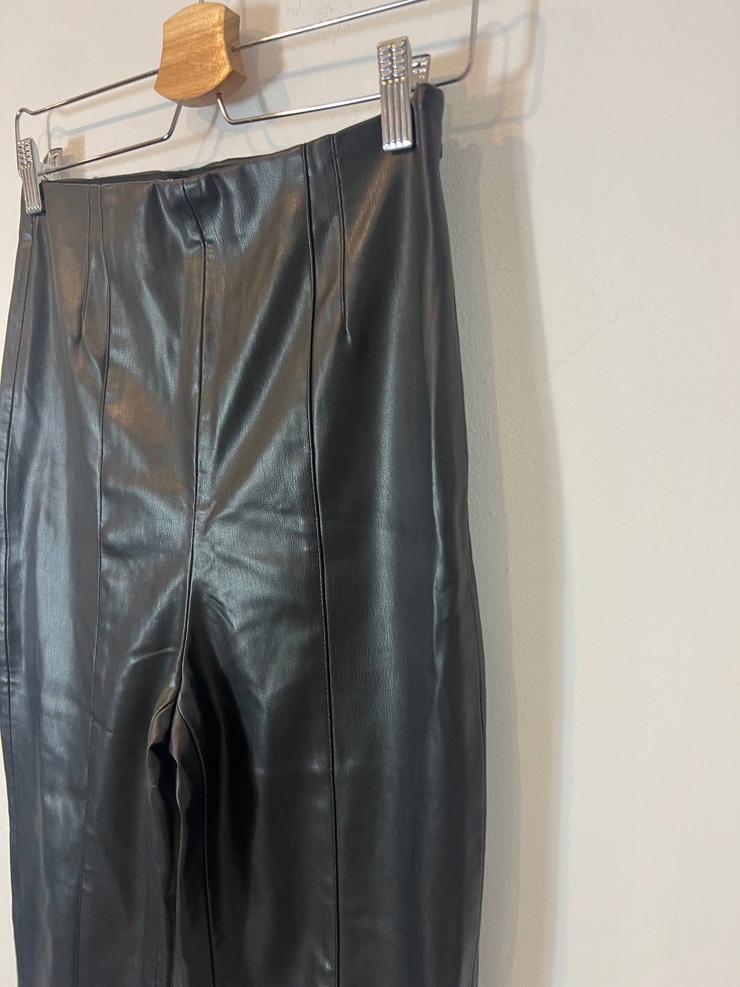 ZARA. Pantalón efecto piel negros T.m