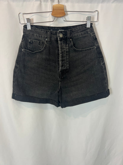 STRADIVARIUS. Denim short negro abotonado . T 34