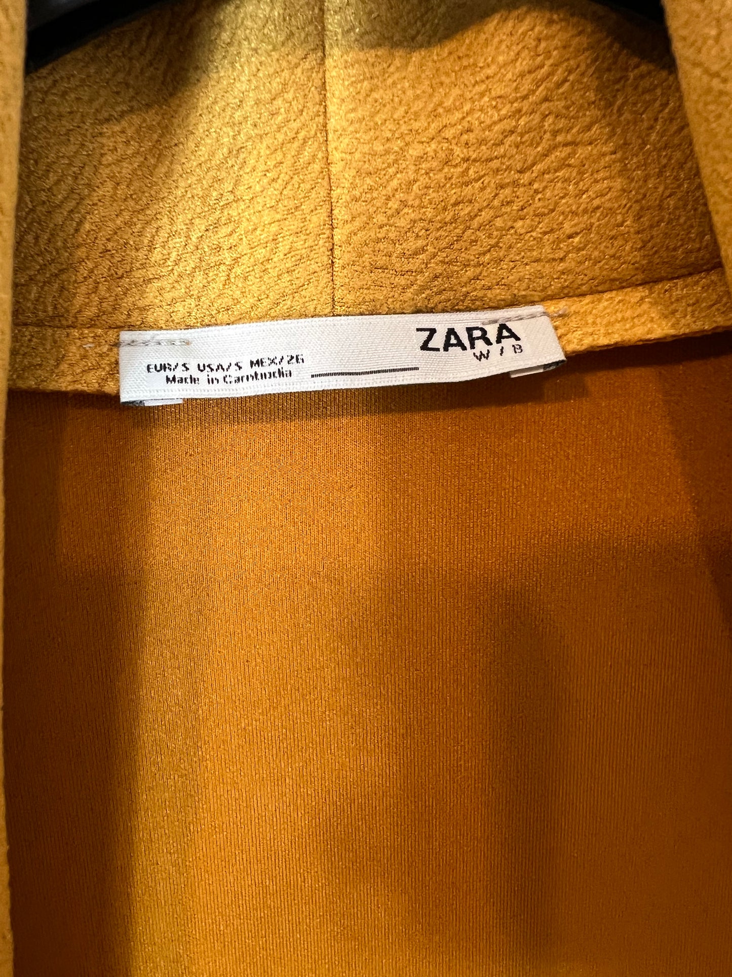 ZARA. Chaqueta larga mostaza textura. T S