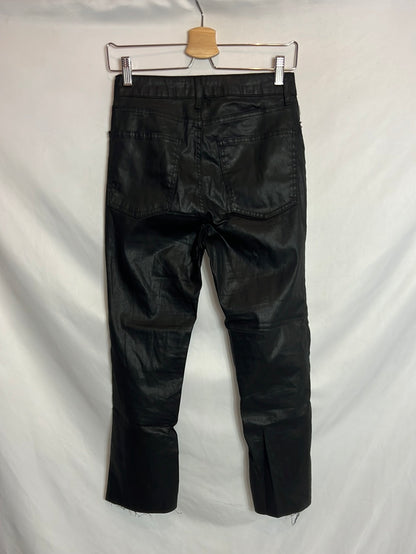 ZARA. Pantalón negro encerado T.36