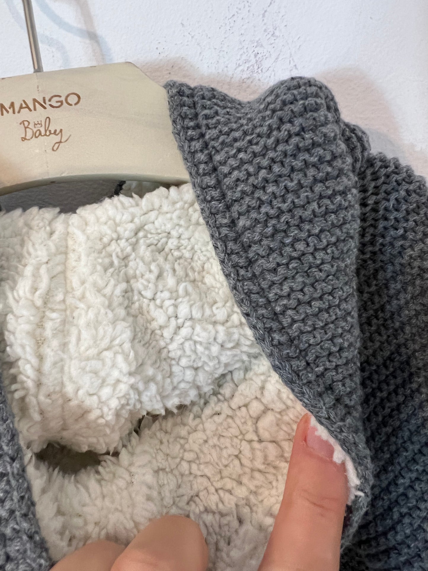 MANGO. Chaqueta punto gris cruzada. T 3-6 meses