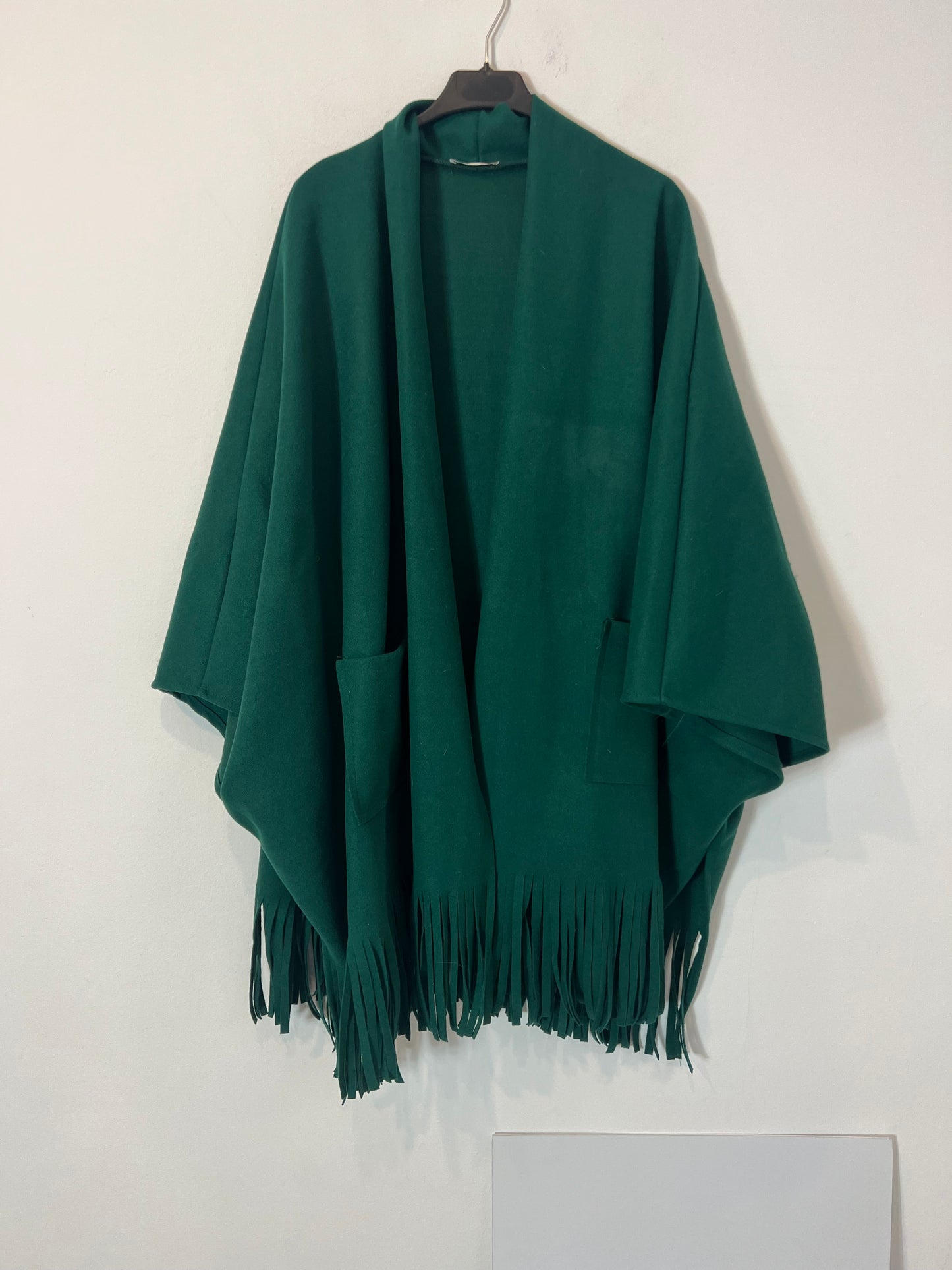 OTRAS. Chaqueta estilo poncho verde flecos TU(m/l)