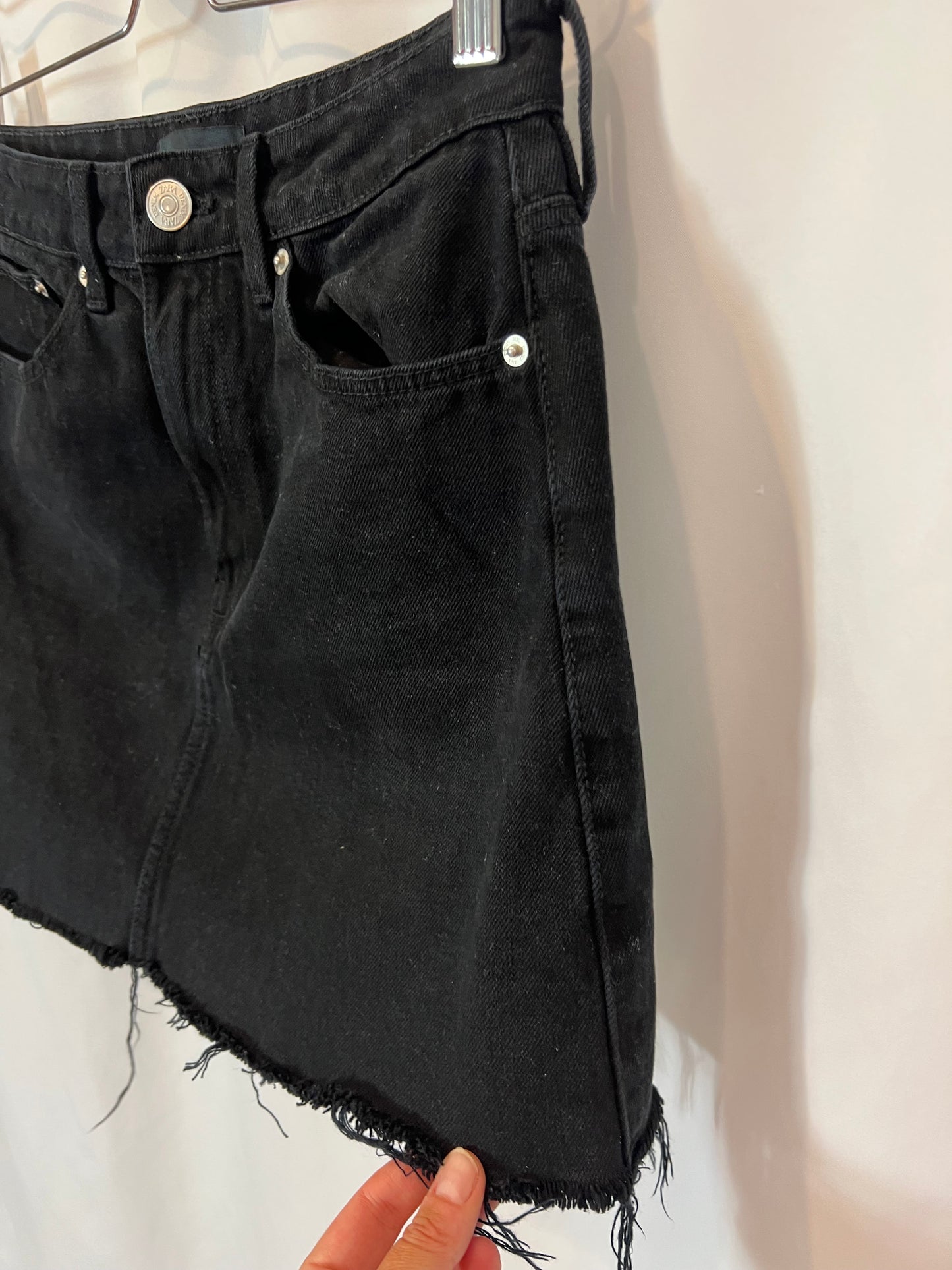 ZARA. Falda denim negra. T S