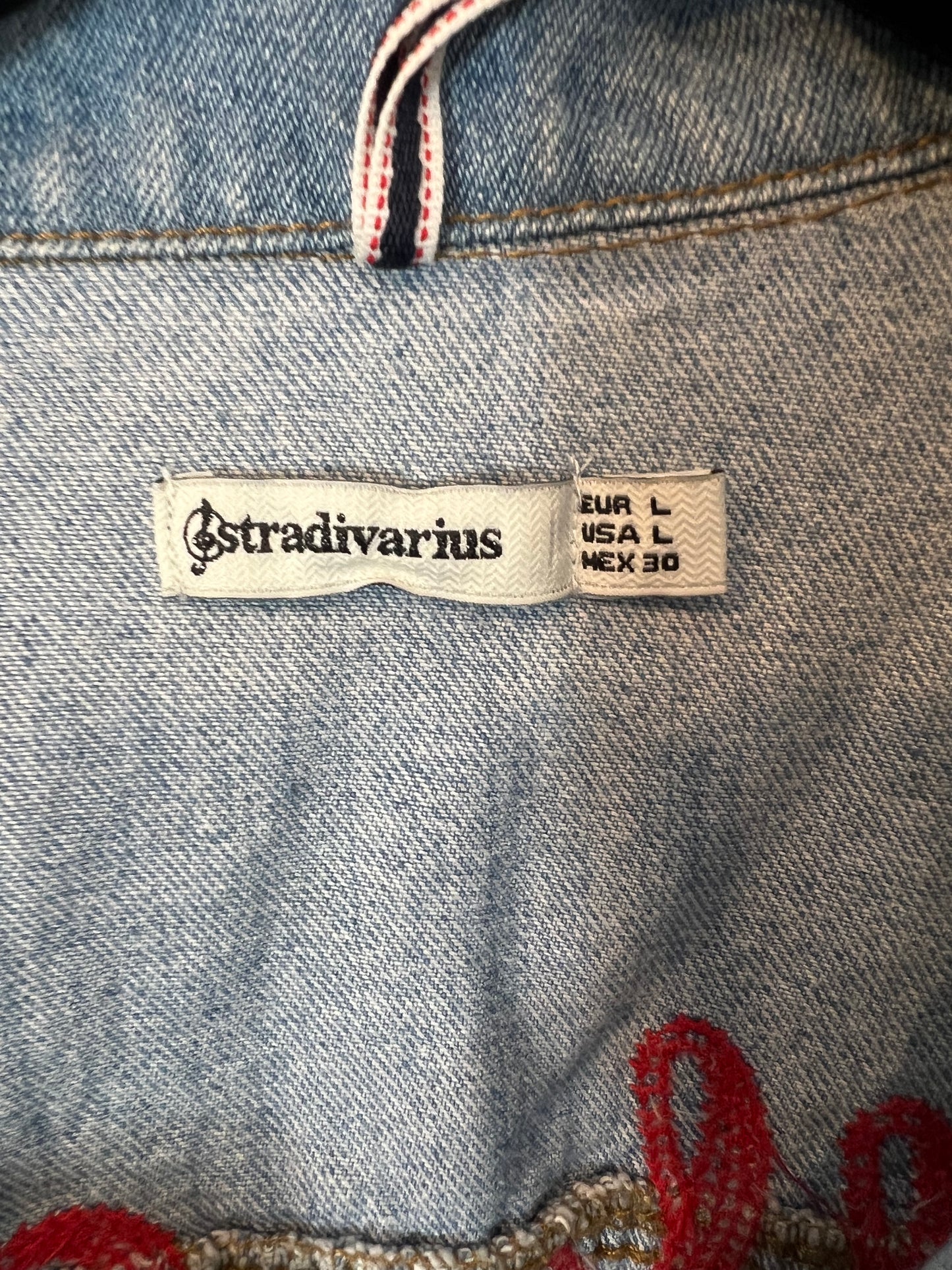 STRADIVARIUS. Cazadora denim bordado espalda. T L