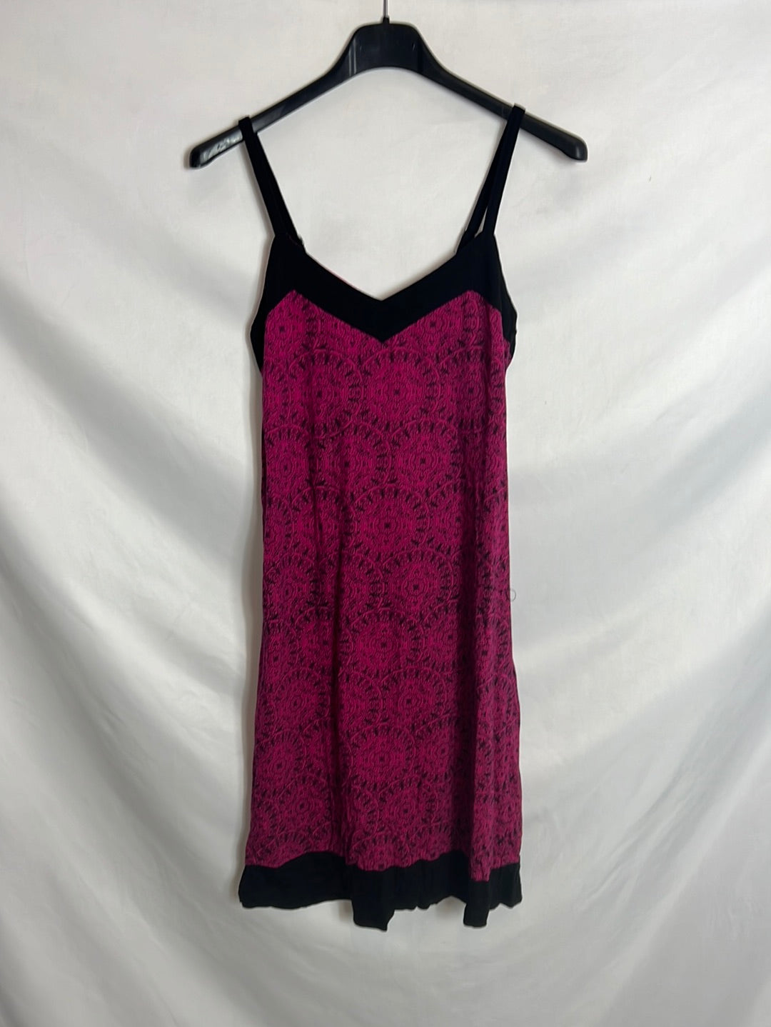 NAMASTE. Vestido corto rosa y negro. T M (S/M)