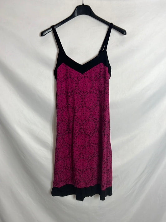 NAMASTE. Vestido corto rosa y negro. T M (S/M)