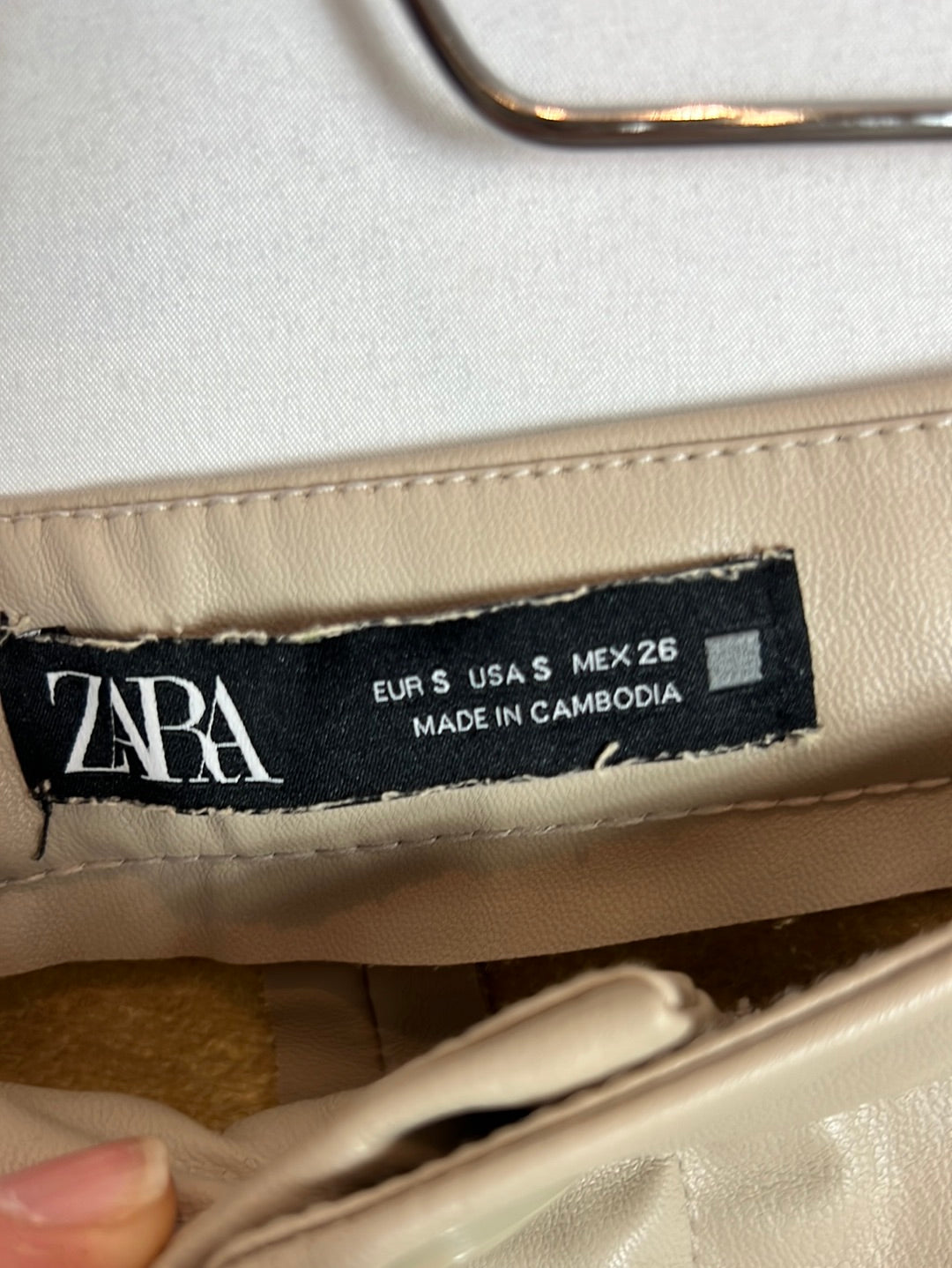 ZARA. Pantalón beige efecto piel T.s