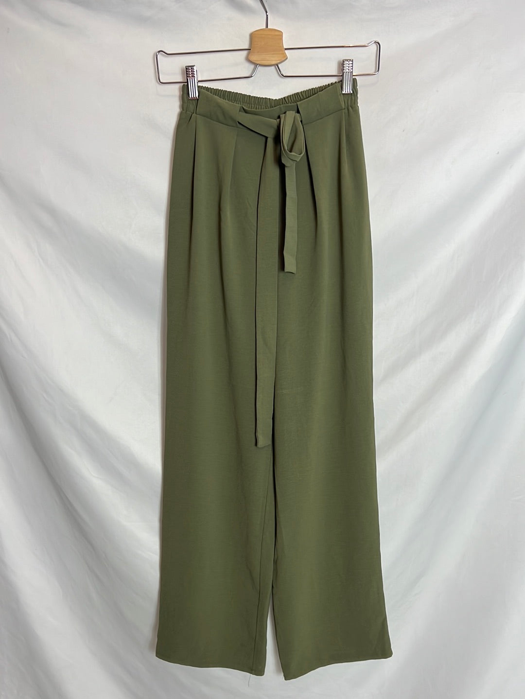 ZARA. Pantalón verde fluido pinzas. T S