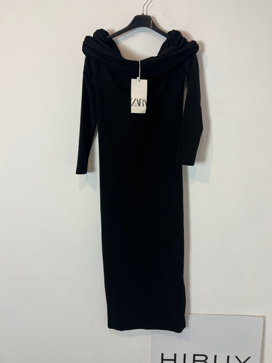 ZARA. Vestido midi negro entallado. T M