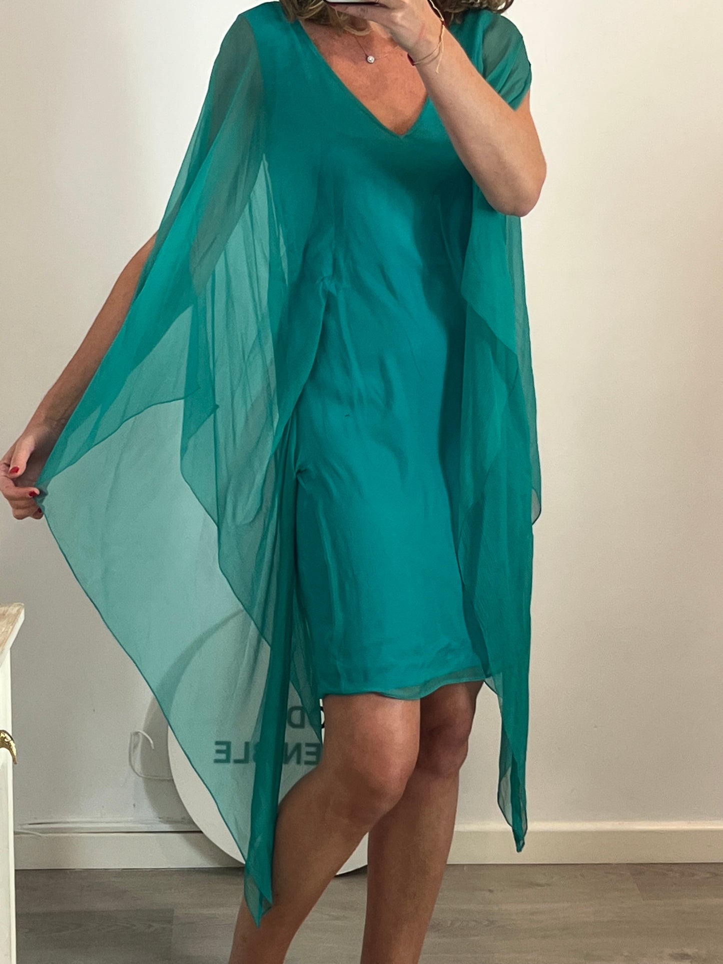 ELISA BRACCI. Vestido corto verde efecto capa T.s