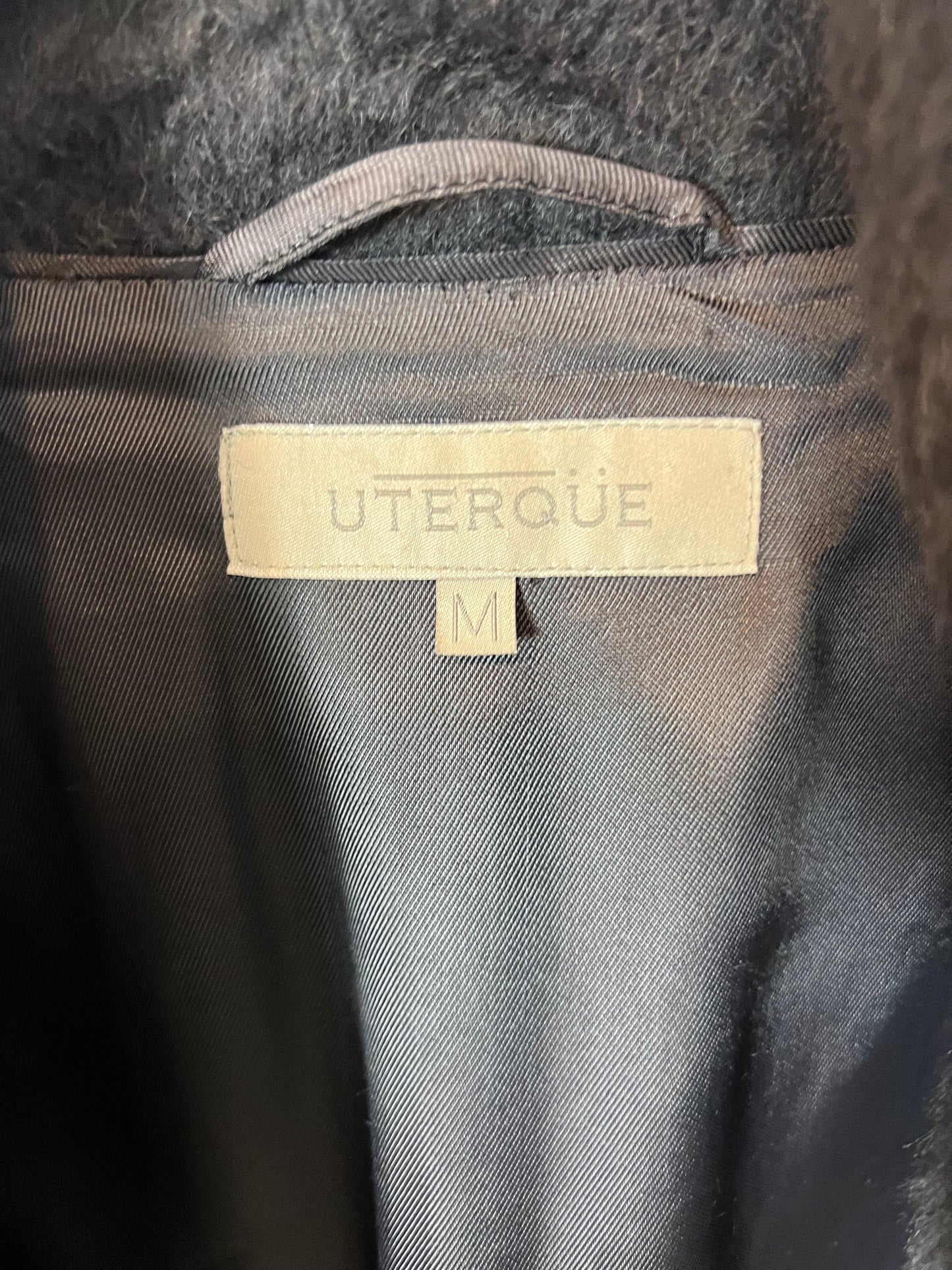 UTERQÚE. Abrigo negro textura. T M