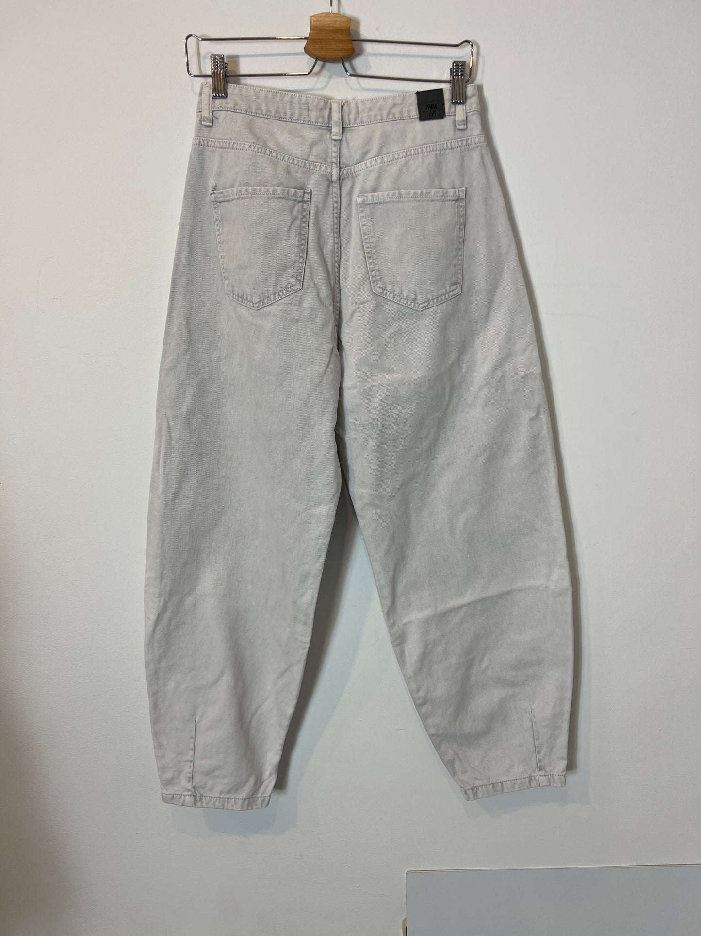 ZARA. Pantalón gris claro slouchy T.36