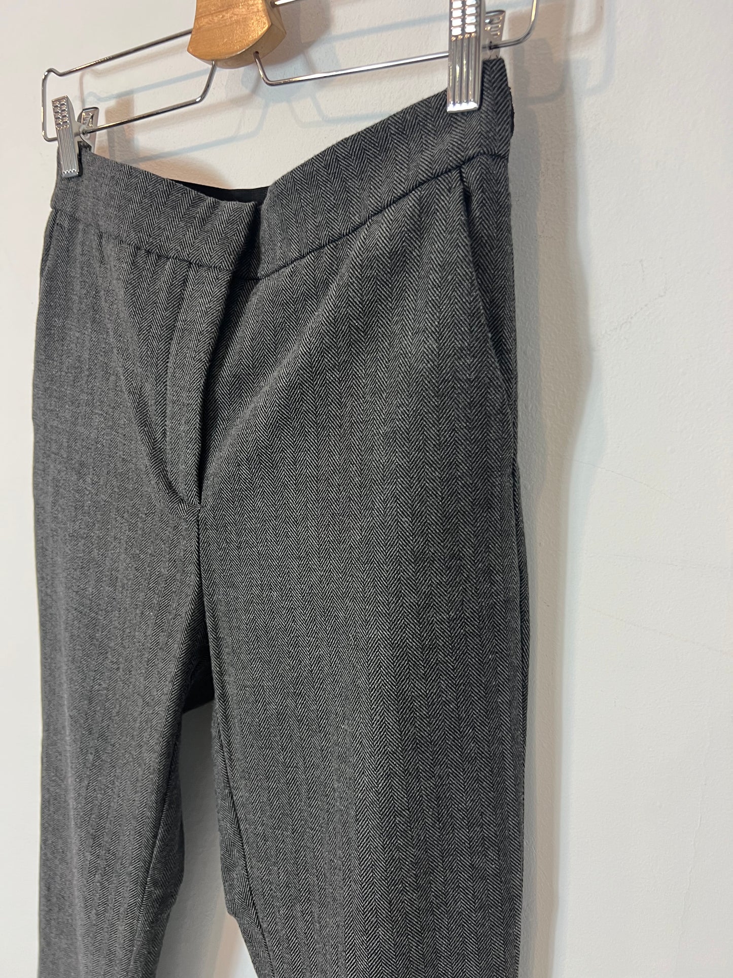 ZARA. Pantalón espiga gris T.m