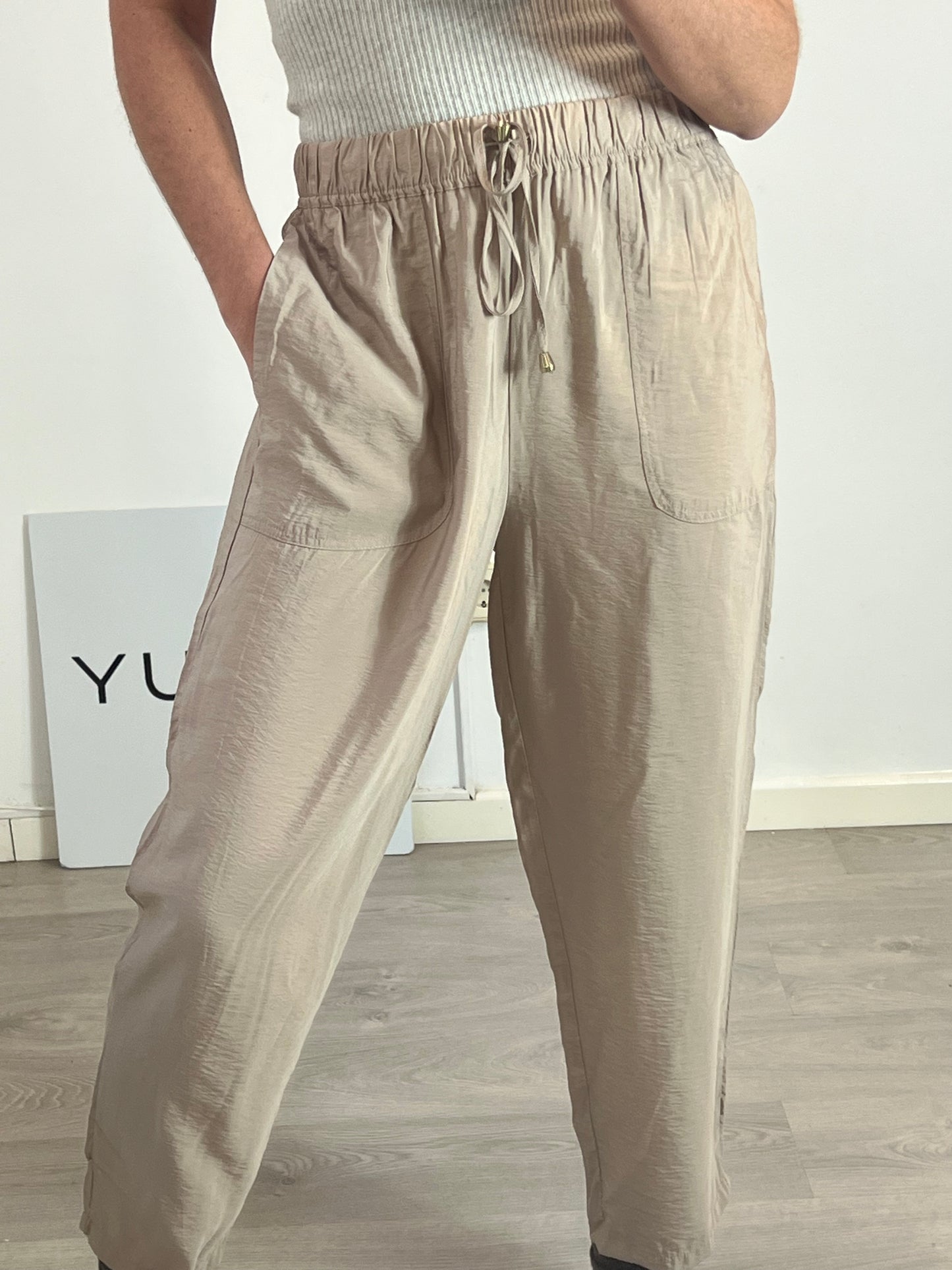 TEX. Pantalón beige fluido  T.l