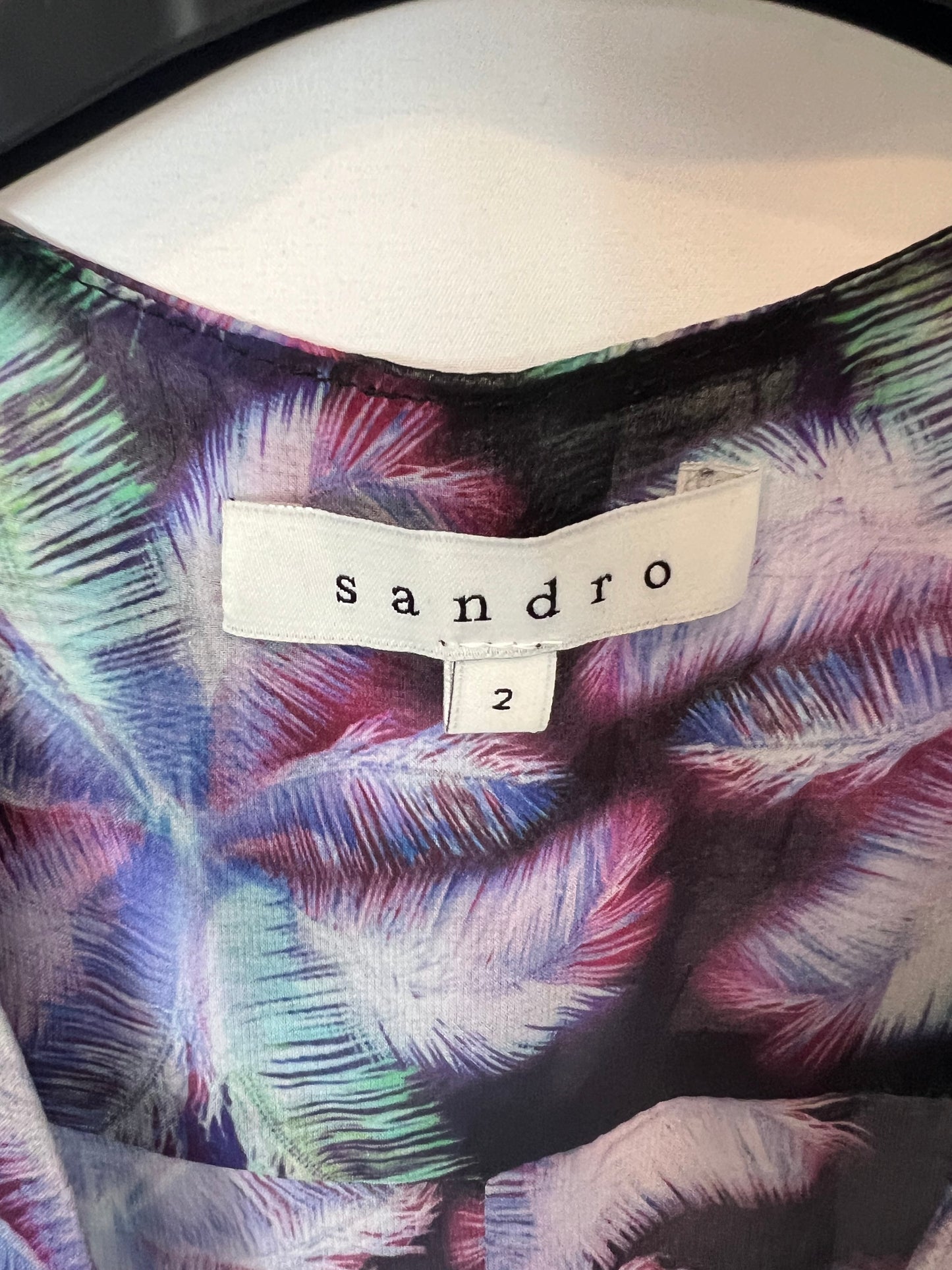 SANDRO. Blusa negra palmeras T.M