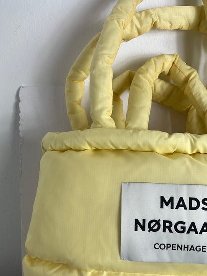 MADS NØRGAARD. Bolso acolchado amarillo claro