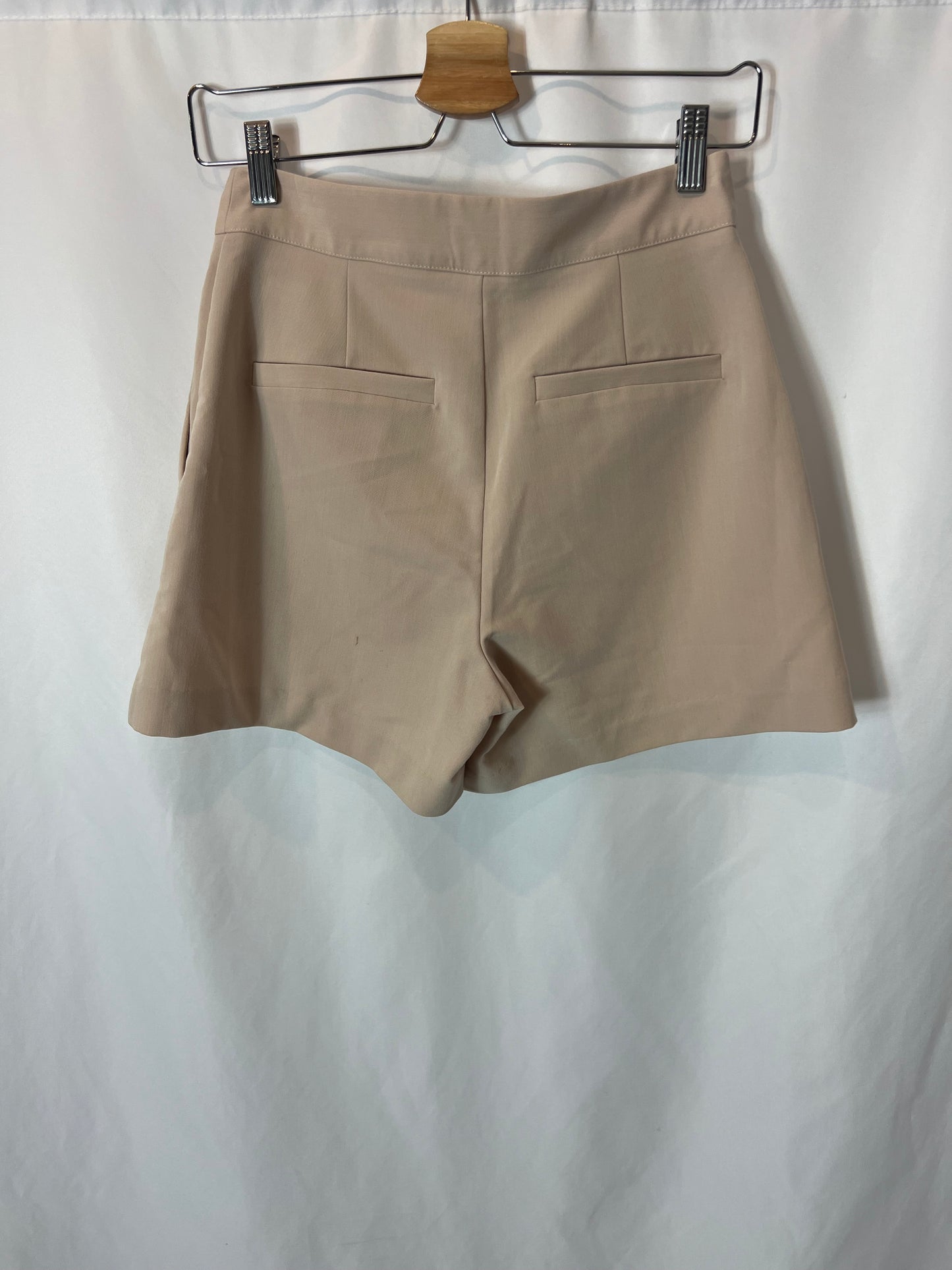 NA-KD. Pantalón corto beige pinzas T.34