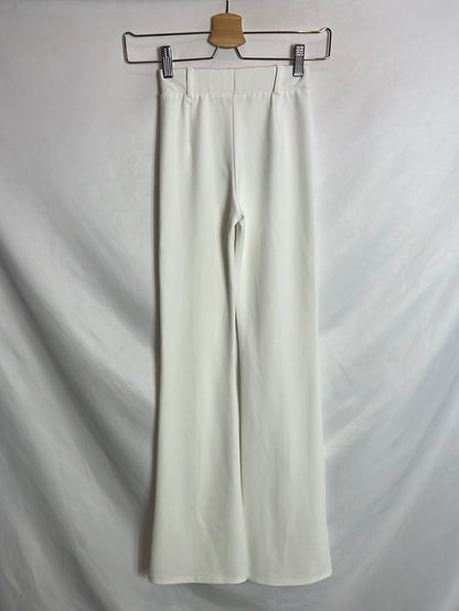 BERSHKA. Pantalón blanco elástico campana. T XS