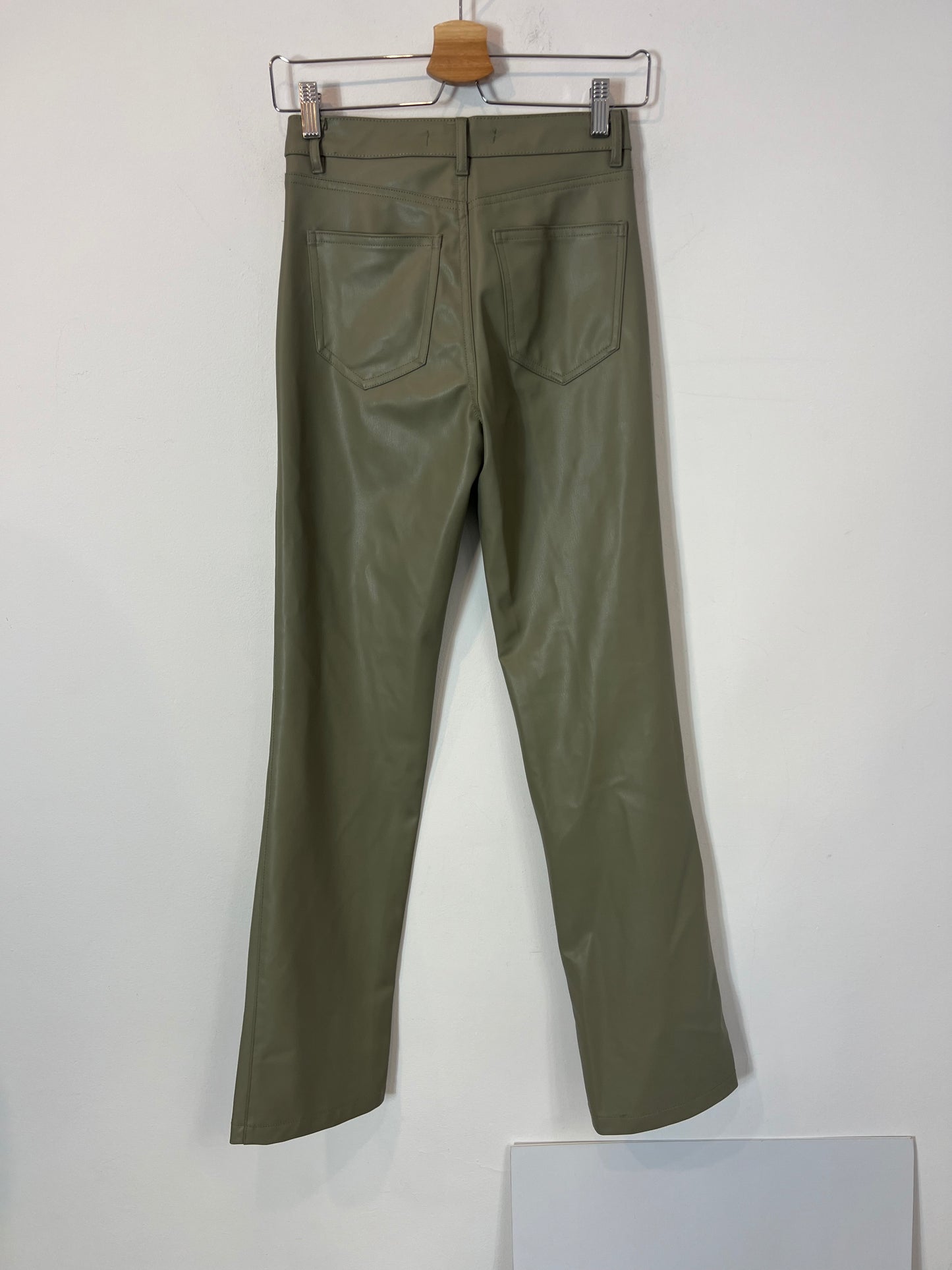 ZARA. Pantalón efecto piel verde T.32