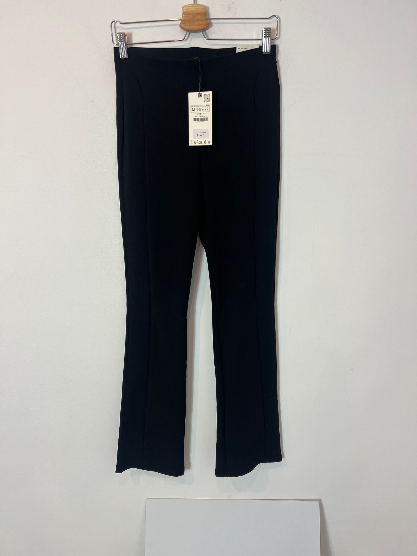 ZARA. Pantalón negro elástico. T M