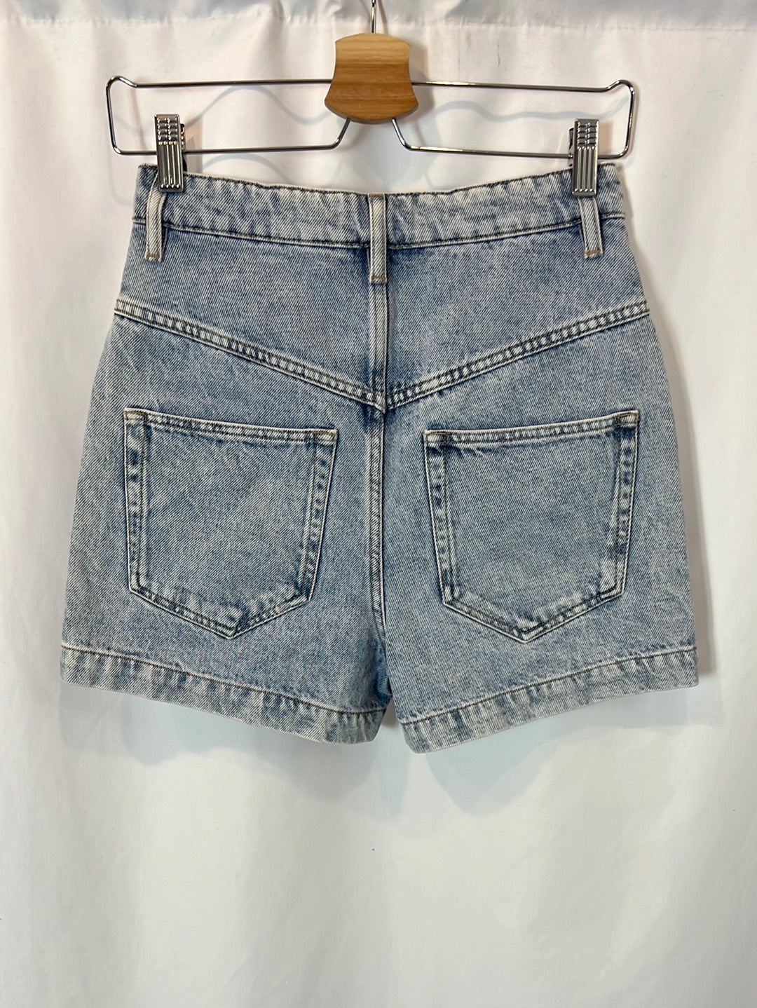 ISABEL MARANT. Shorts denim efecto desgastado  T.36