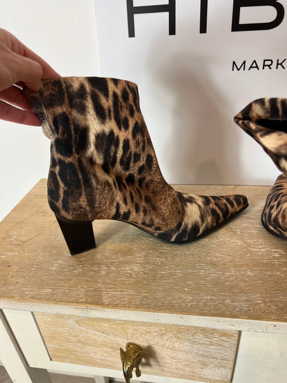 JAIME MASCARÓ. Botines animal print. T 38