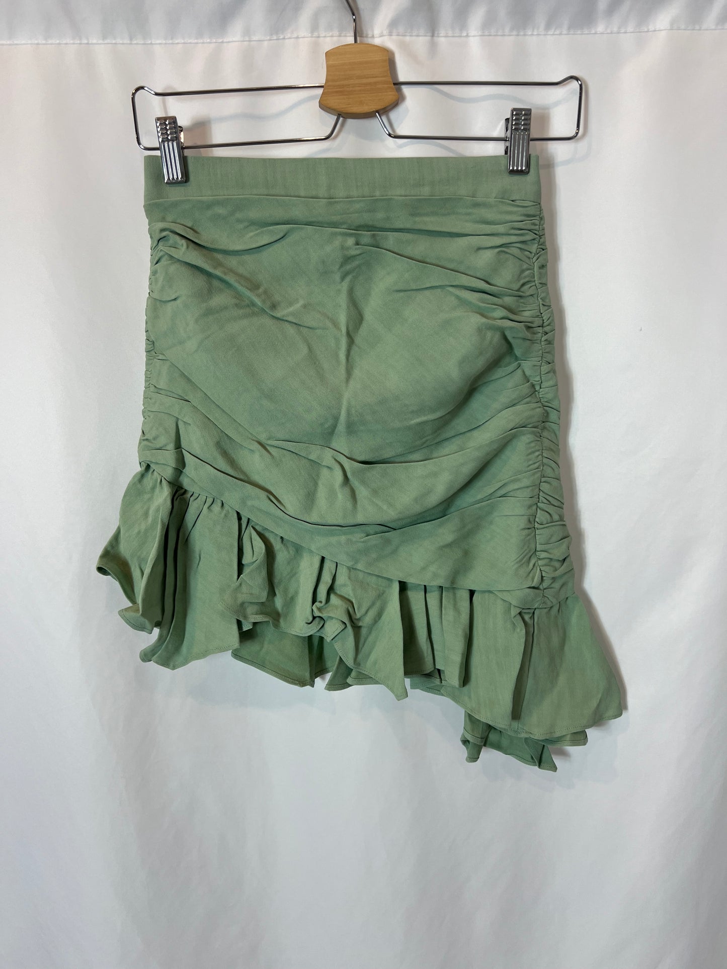 ZARA. Falda corta verde volante. T XS