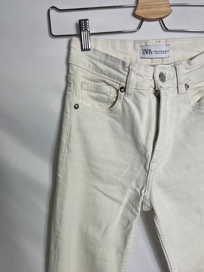 ZARA. Pantalón denim cropped color crudo. T 32