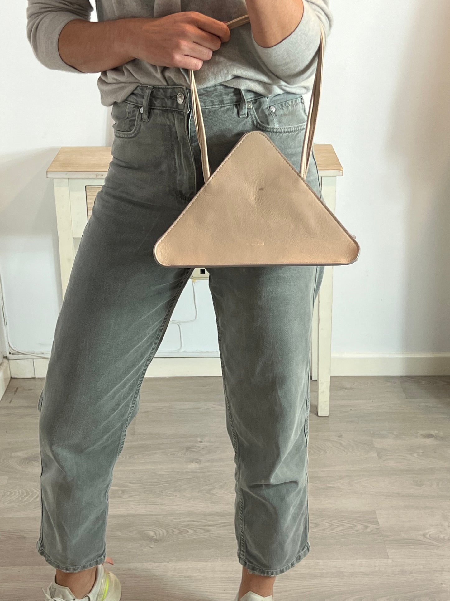 JANE BURDEN. Bolso triangular beige