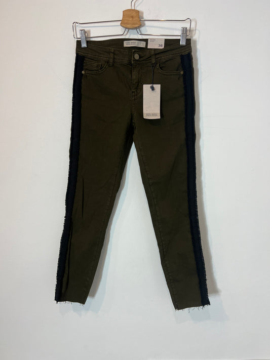 ZARA. Denim pitillo verde detalle lateral. T 36