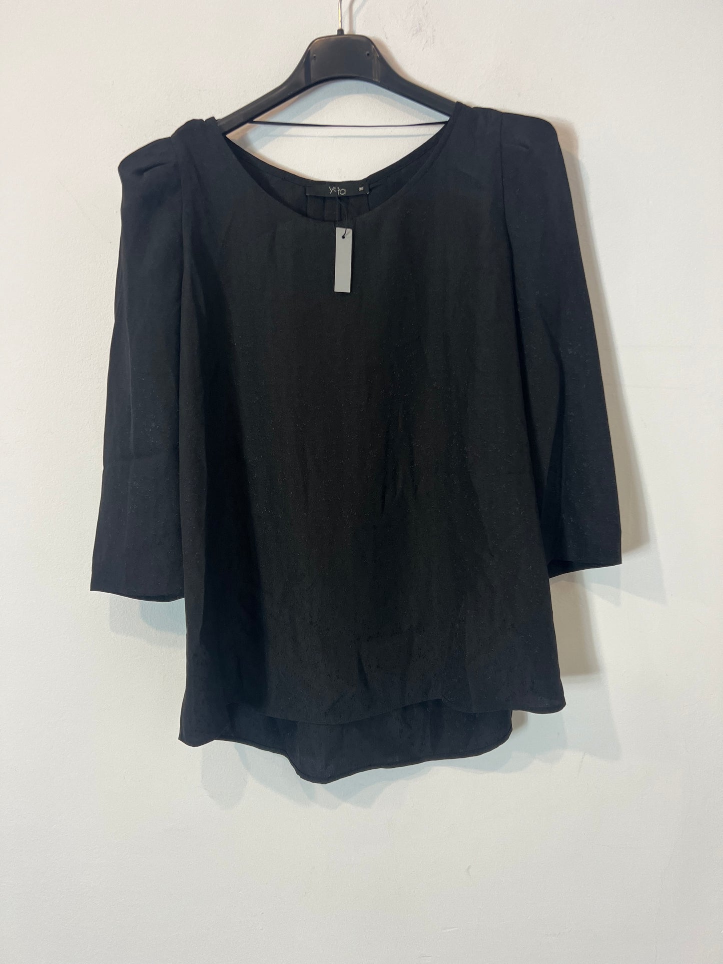 YERA. Blusa negra detalle lazo. T 38