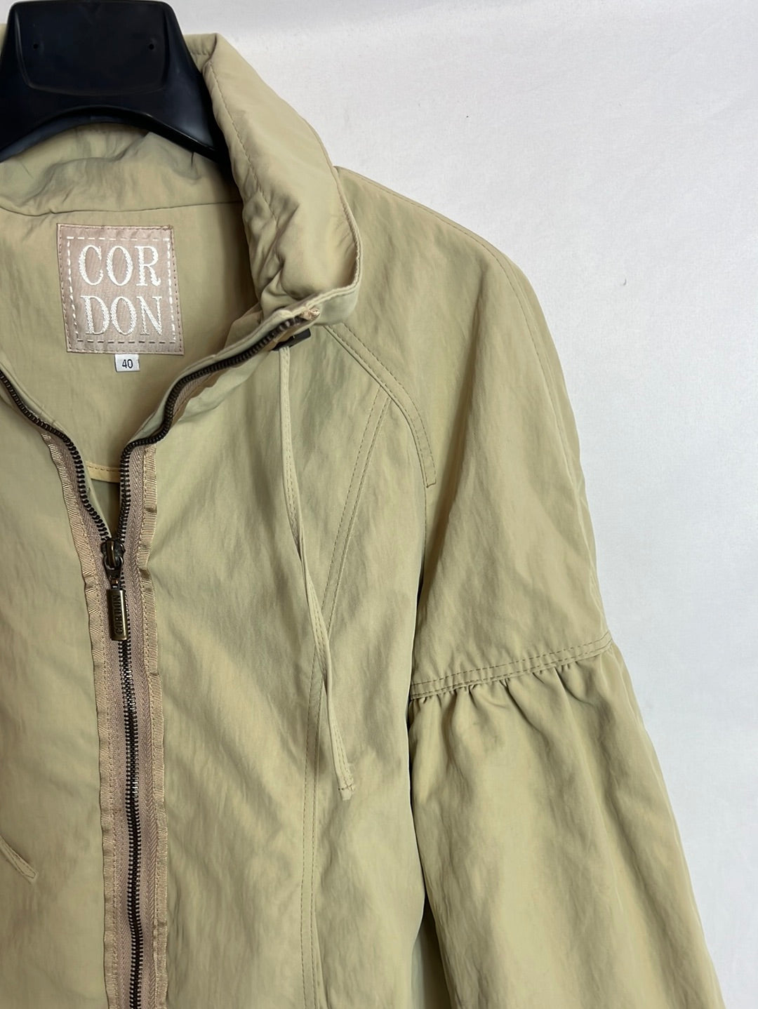 CORDON. Chaqueta beige detalle manga T.40