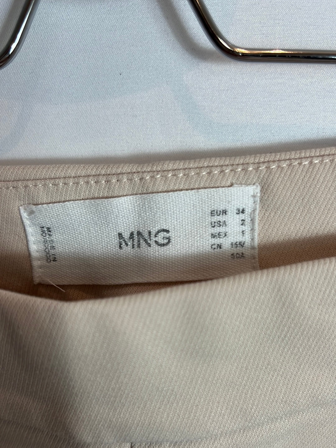 MANGO. Pantalón beige acampanado T.34