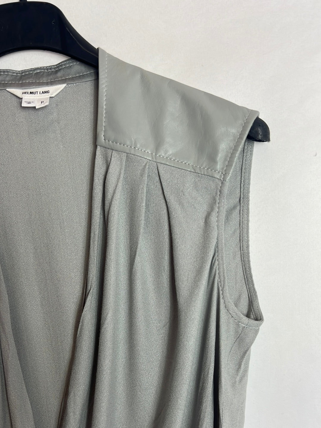 HELMUT LANG. Top gris fluido detalle hombros . T S