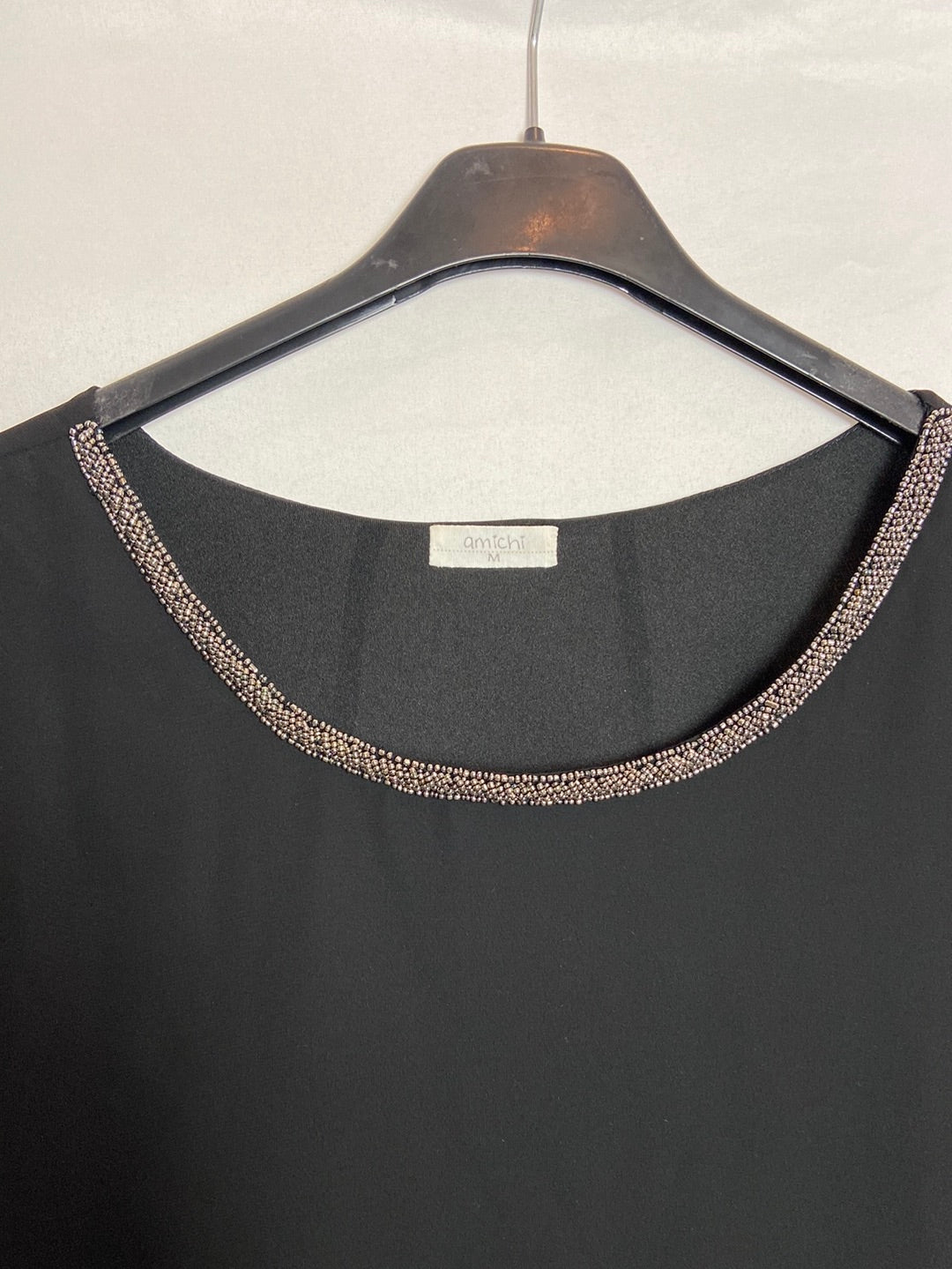 AMICHI. Blusa negra detalle pedrería T. M