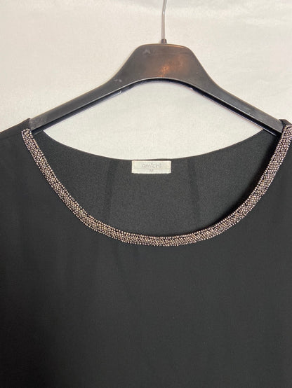 AMICHI. Blusa negra detalle pedrería T. M