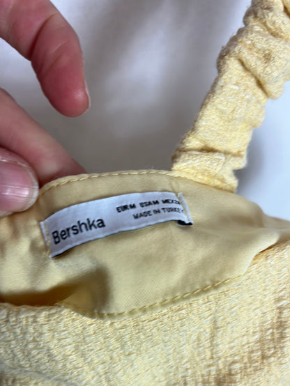 BERSHKA. Vestido amarillo textura con pantalón corto. T M